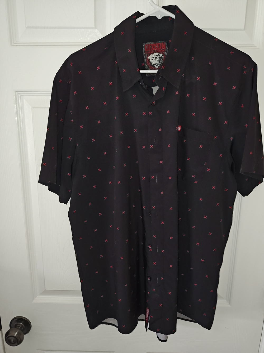 Dixxon short sleeve party shirt in men’s size Medium. Excellent condition